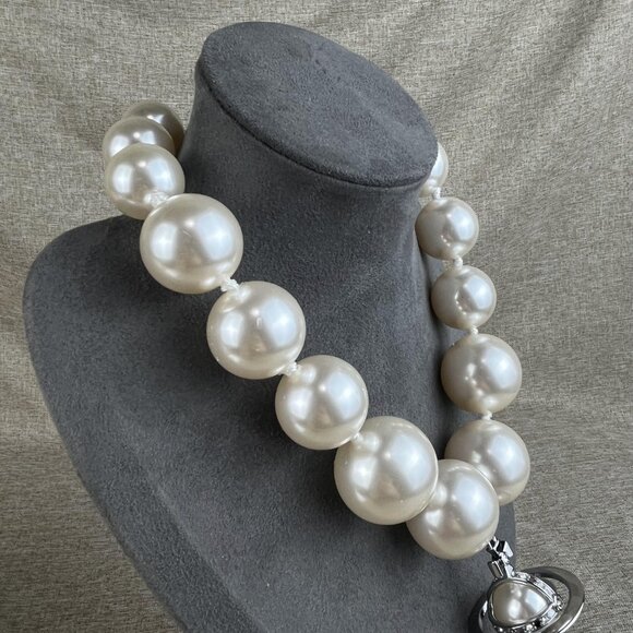 NEW Vivienne Westwood Giant Faux Pearl Necklace Silver - Picture 4 of 9